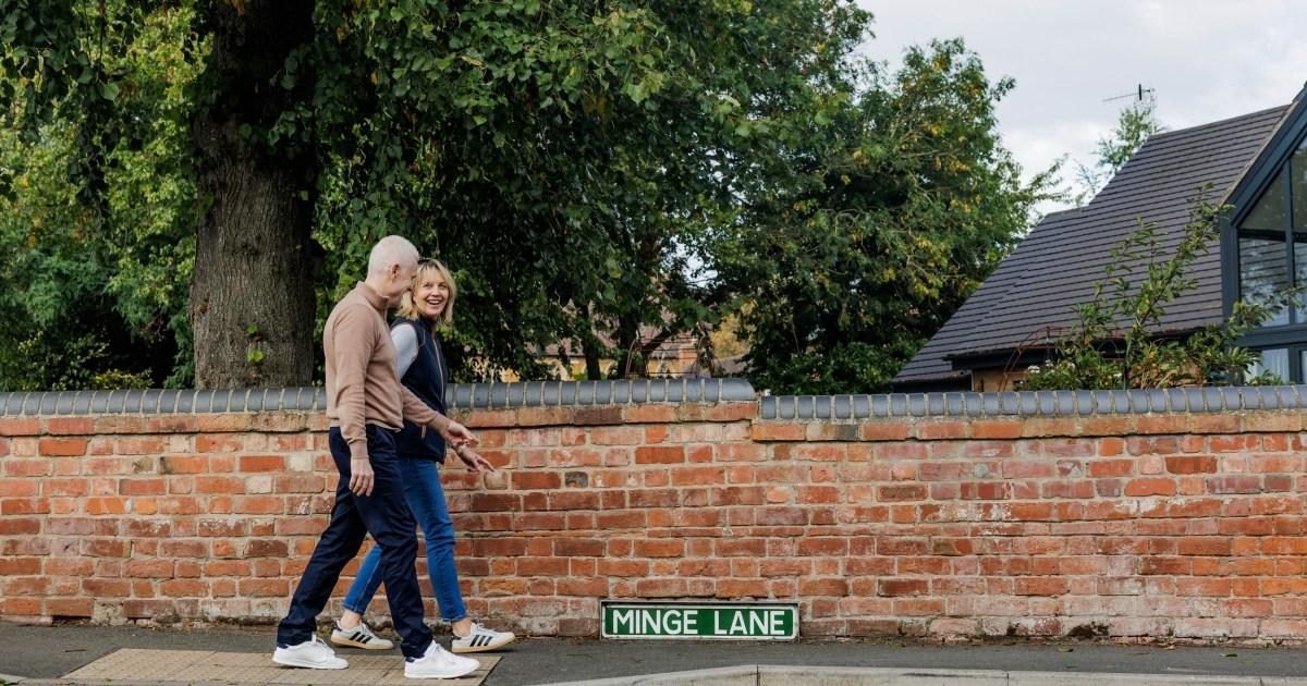 英國Minge Lane路牌頻被偷 當局要用石屎加固
