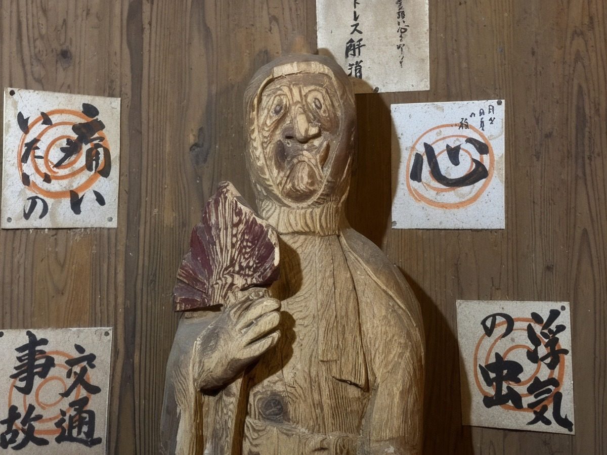 日本神社打窮神求好運 打三下再踢三下