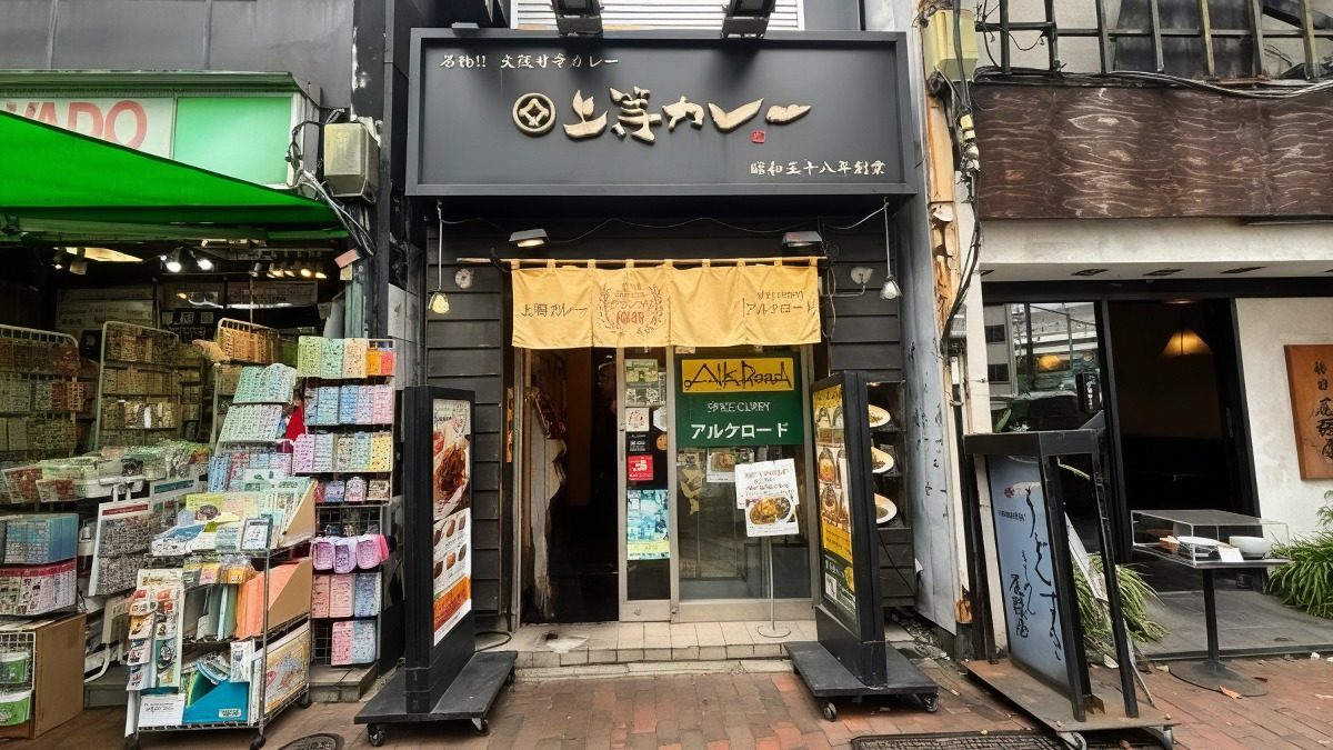 東京奇景：咖喱餐廳要穿過另一間咖喱店先到